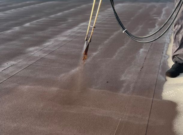 Lekkage van goot of dak? Voortman coating brengt vloeibare dakbedekking aan